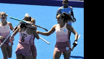 Di Santo festeja con sus compañeras un nuevo triunfo.