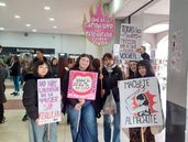 Muchas mujeres se encontraron en la estación de Lomas para ir a la marcha.