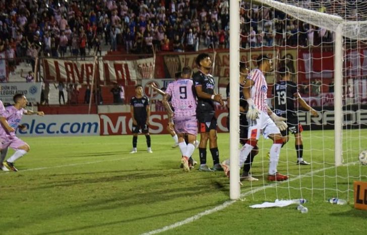 Cuando el local parecía tenerlo controlado, Armenio puso el 2-2 en Lomas.