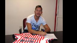 Este jueves le puso la firma a su contrato.