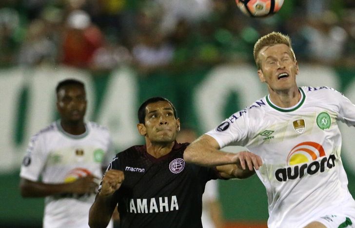 En Chapecó, Lanús sumó su único triunfo contra brasileros.