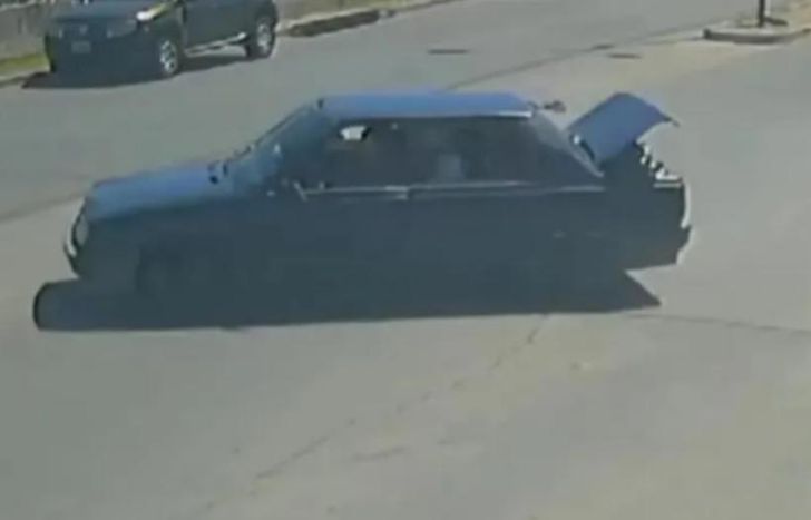 Las cámaras de seguridad captaron el auto que atropelló a la víctima.