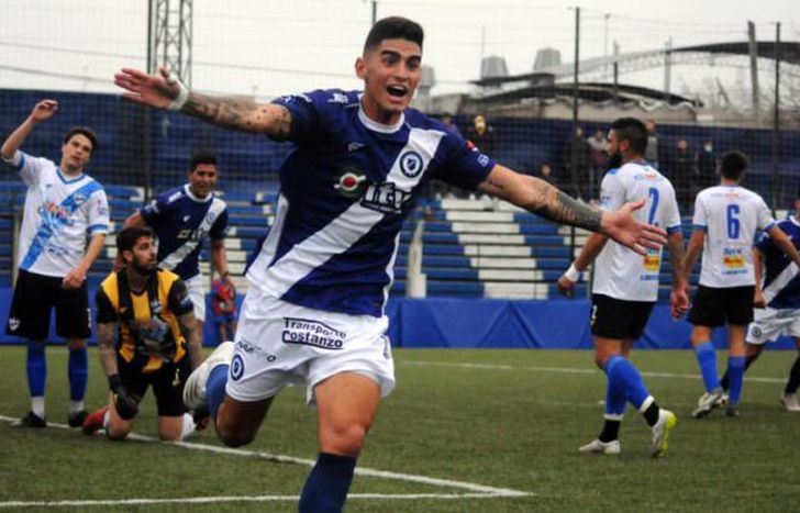Nicolás Slimmens festeja el triunfo del Azul en Libertad.