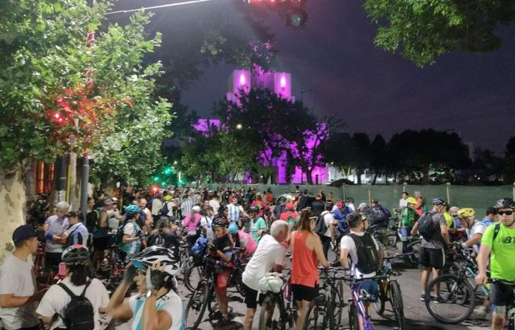 Una multitud de vecinos y vecinas partió desde Lomas.