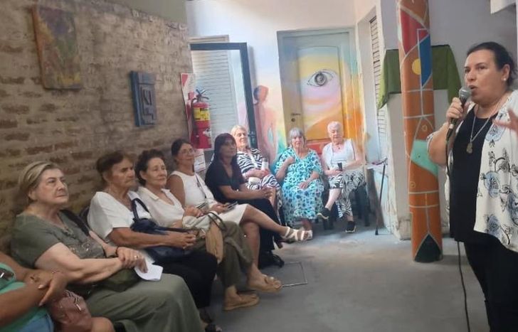 la escritora local Sylvia Bonfiglio y la actriz Victoria Colman narraron obras del autor.