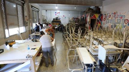 Varias escuelas recibieron las mesas y sillas restauradas.