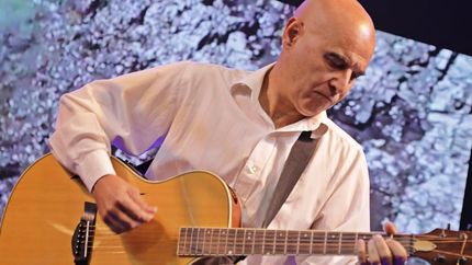 Un músico de lujo que lleva su talento al mundo.