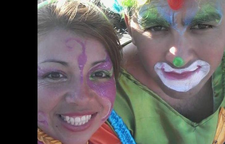 La pareja se disfrazan de payasos para alegrar a los chicos.