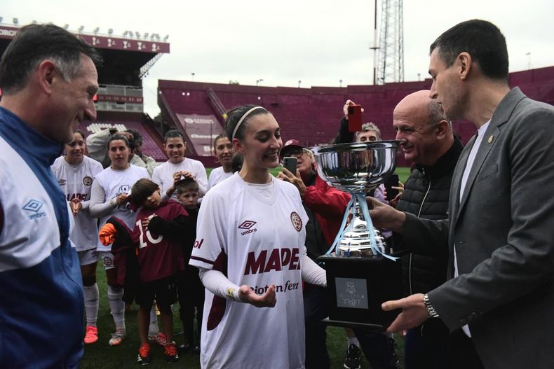 La Copa en manos de las chicas de Lanús.