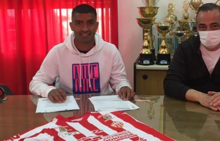 Luis Monge firma su contrato con el presidente Alejandro Freije.