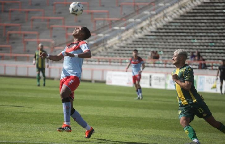 Carlos Aguirre despeja de cabeza.