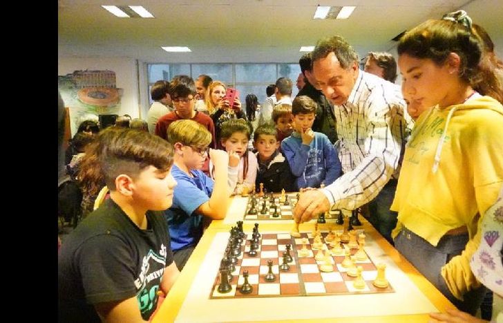 El ex gobernador visitó Mar del Plata y lamentó que sea una de las ciudades con más desocupación.