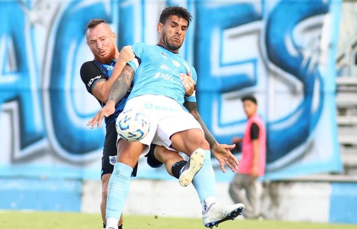 Nicolás Dematei sujeta a Javier Toledo.