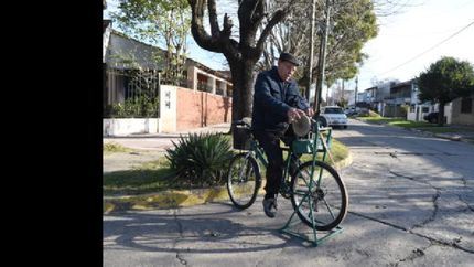pedro, el afilador que recorre las calles de lomas desde hace 51 anos
