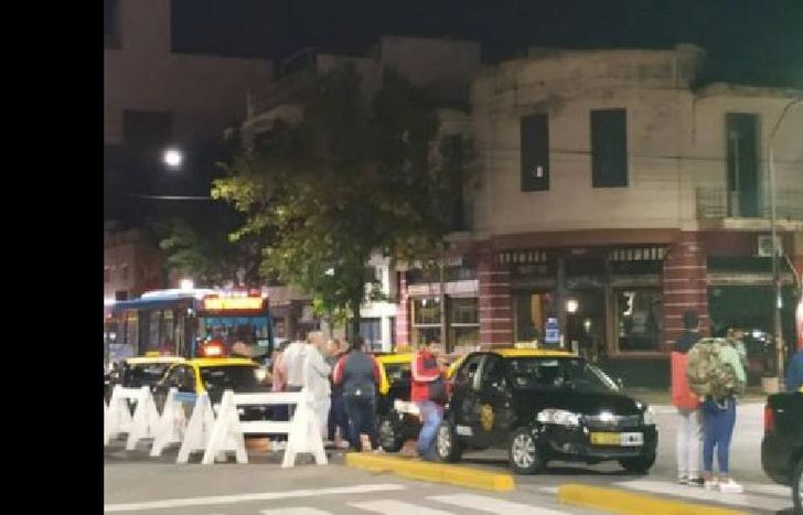 La víctima fue abordada por un ladrón en intento de robo que el chofer intentó evitar.