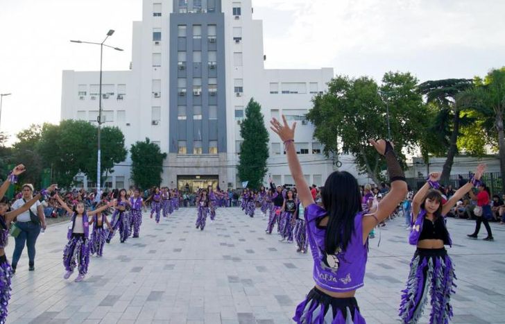 Mucho ritmo y color.