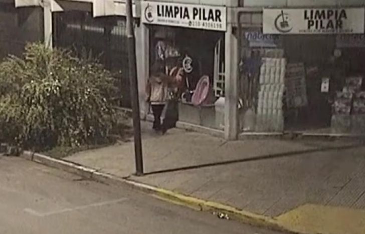 El sujeto fue visto forzando la entrada de un local.