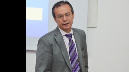 Si nos dolarizamos seguiremos teniendo los problemas de siempre, afirmó.