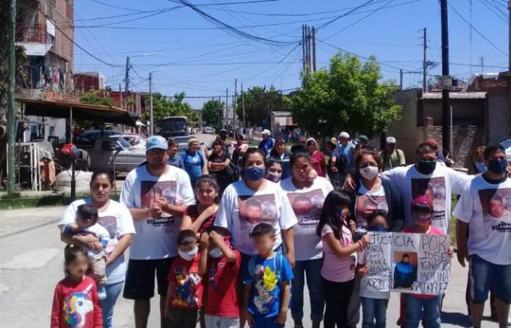 Con remeras con la cara del joven marcharon por el barrio La Isla