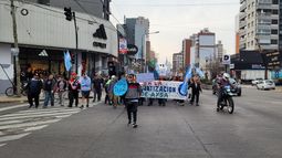 Vecinos marcharon contra la privatización de AySA en Lomas de Zamora.