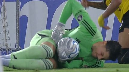Leandro Brey salió del campo muy dolorido. Leandro Brey salió del campo muy dolorido.