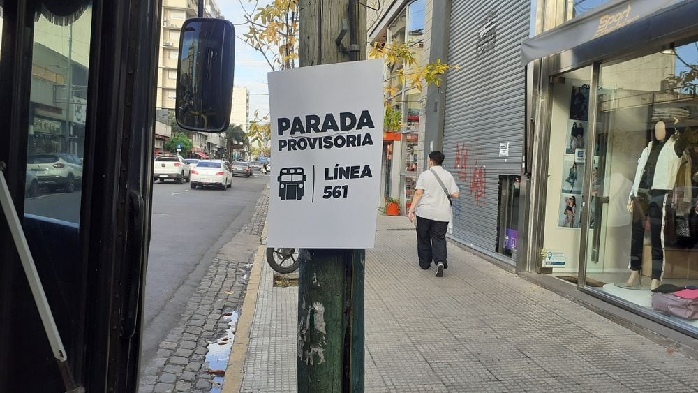 En el centro de Lomas habilitaron paradas provisorias de colectivos. En el centro de Lomas habilitaron paradas provisorias de colectivos.