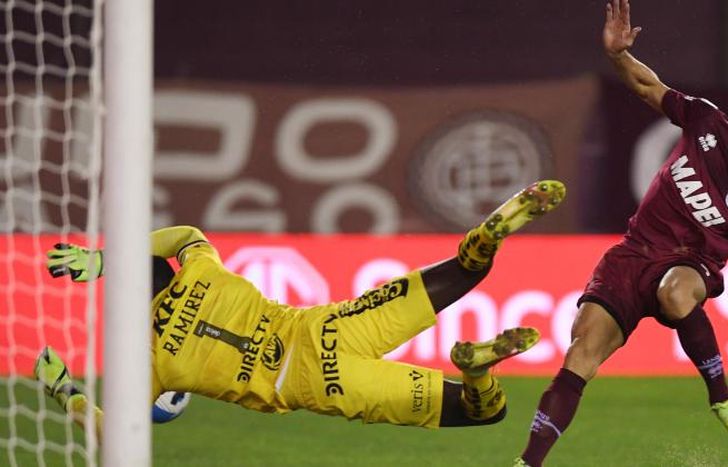 Acosta no llega a conectar el centro de Varaldo.