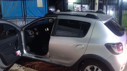 El auto robado fue recuperado en Lomas.