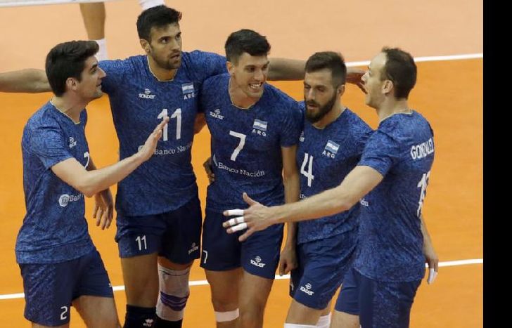 Argentina puso de rodilla al último campeón y logró un triunfo histórico.