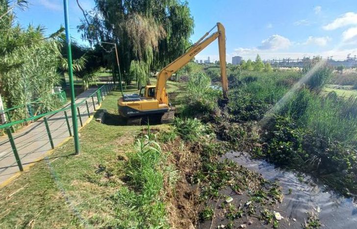 Una máquina ingresa al espejo de agua para las extracciones.