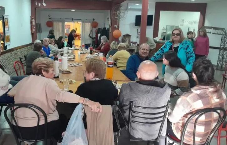 Los socios y vecinos se reúnen a compartir un grato momento. La juntada es abierta a cualquier lomense.