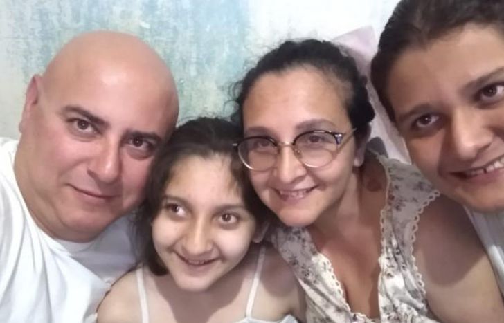 Natalia y Jazmín junto a su familia.