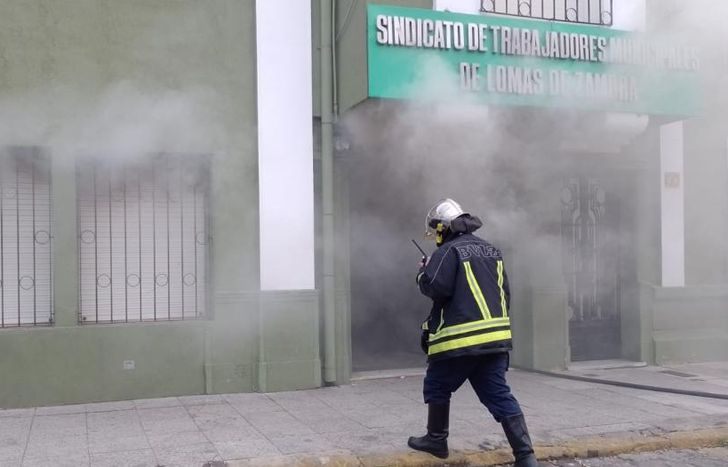 Desde el interior del lugar salía una impresionante humareda.