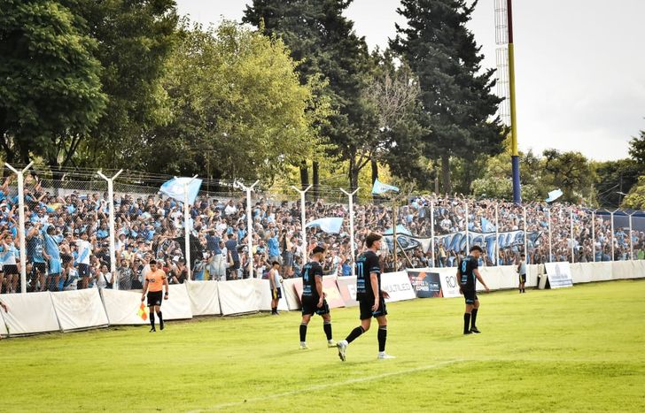 La hinchada de Temperley copó Munro.
