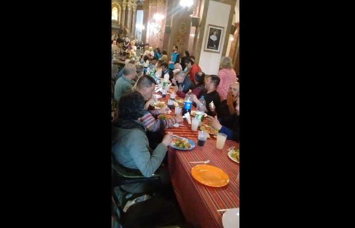 Un centenar de personas de la calle pudieron disfrutar de un almuerzo y entretenimientos.