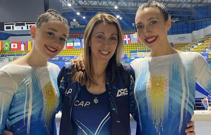 Belén y Carolina, las exponentes del CAJU, junto a su entrenadora.