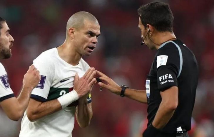 Pepe se quejó por el arbitraje del argentino Tello.