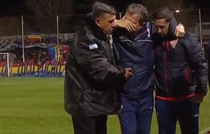 El doctor debió ser ayudado para salir de la cancha.