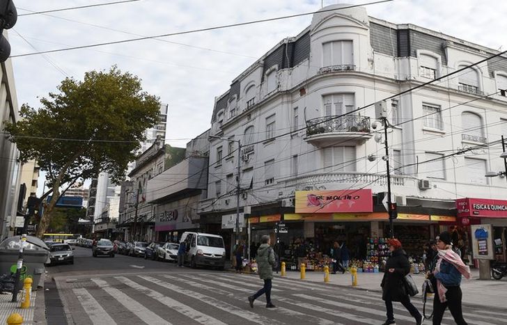 El edicio está situado en pleno centro de Lomas.