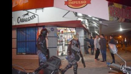 El lugar donde ocurrió todo, custodiado por la Policía.