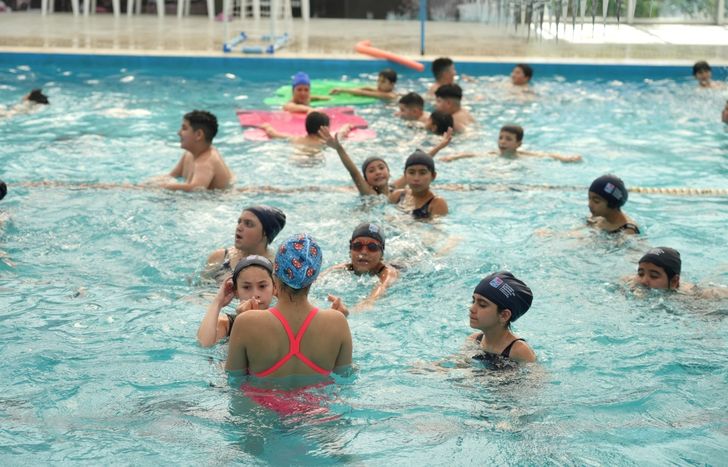 Aprendiendo a nadar es uno de los programa destacados de Lomas de Zamora.