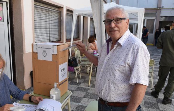 Cinco minutos antes que se cierren los comicios, fue a votar.
