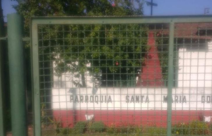Por la parroquia del barrio.