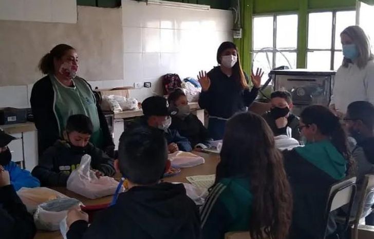 Visitaron instituciones de Centenario y Santa Catalina.