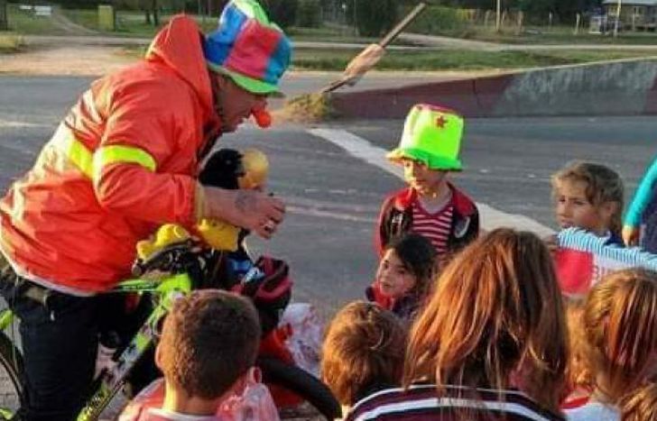 Con su bici, Patón reparte alegría e ilusión para los chicos.