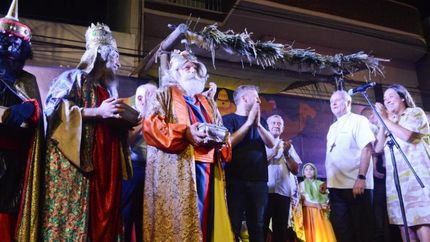 Los Reyes con la intendenta y funcionarios. Los Reyes con la intendenta y funcionarios.