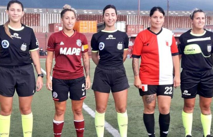 Las capitanas y la terna arbitral.