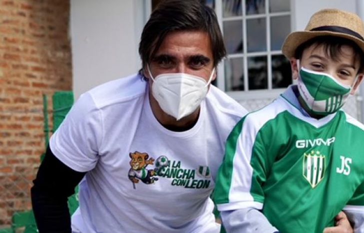 Se venderán remeras para colaborar con el tratamiento del menor.