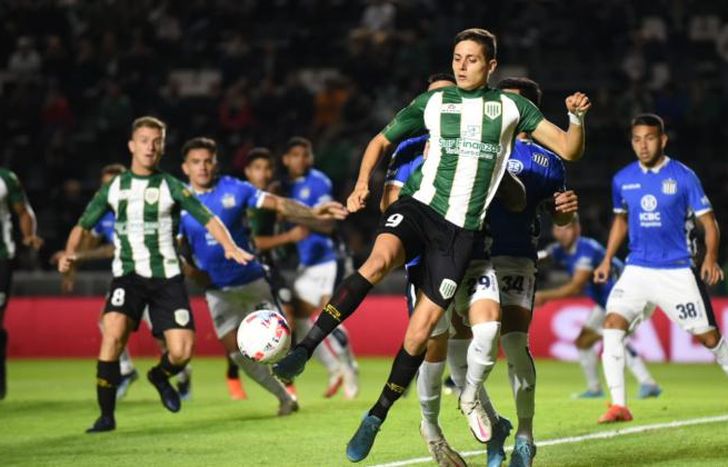 Juan Manuel Cruz a punto de conectar el balón.