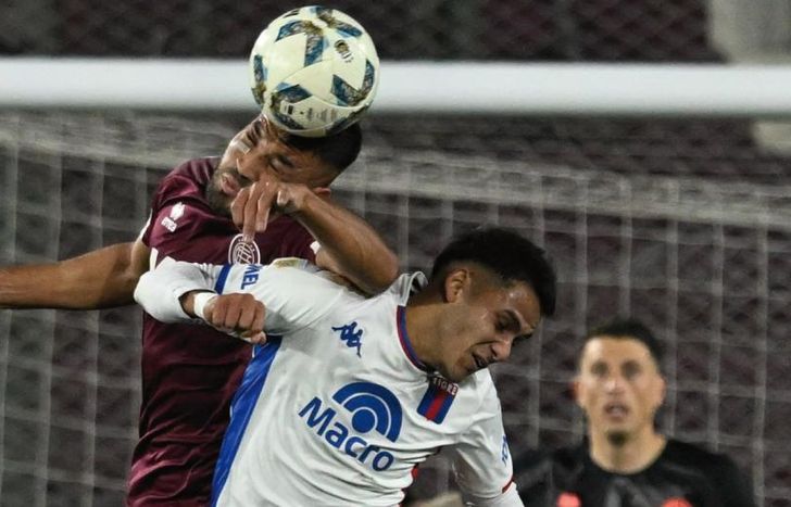 Abel Luciatti le gana de cabeza a Blas Armoa.
